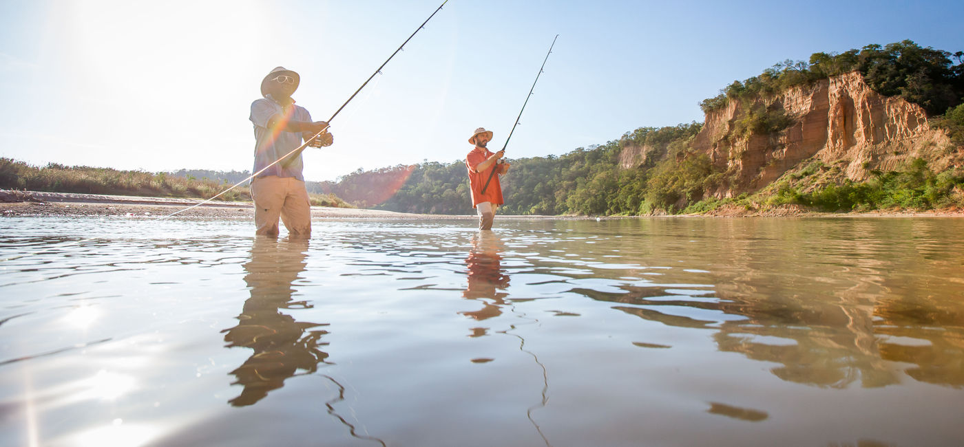 Image: Two people fishing in Argentina. (photo via Inprotur - Visit Argentina)