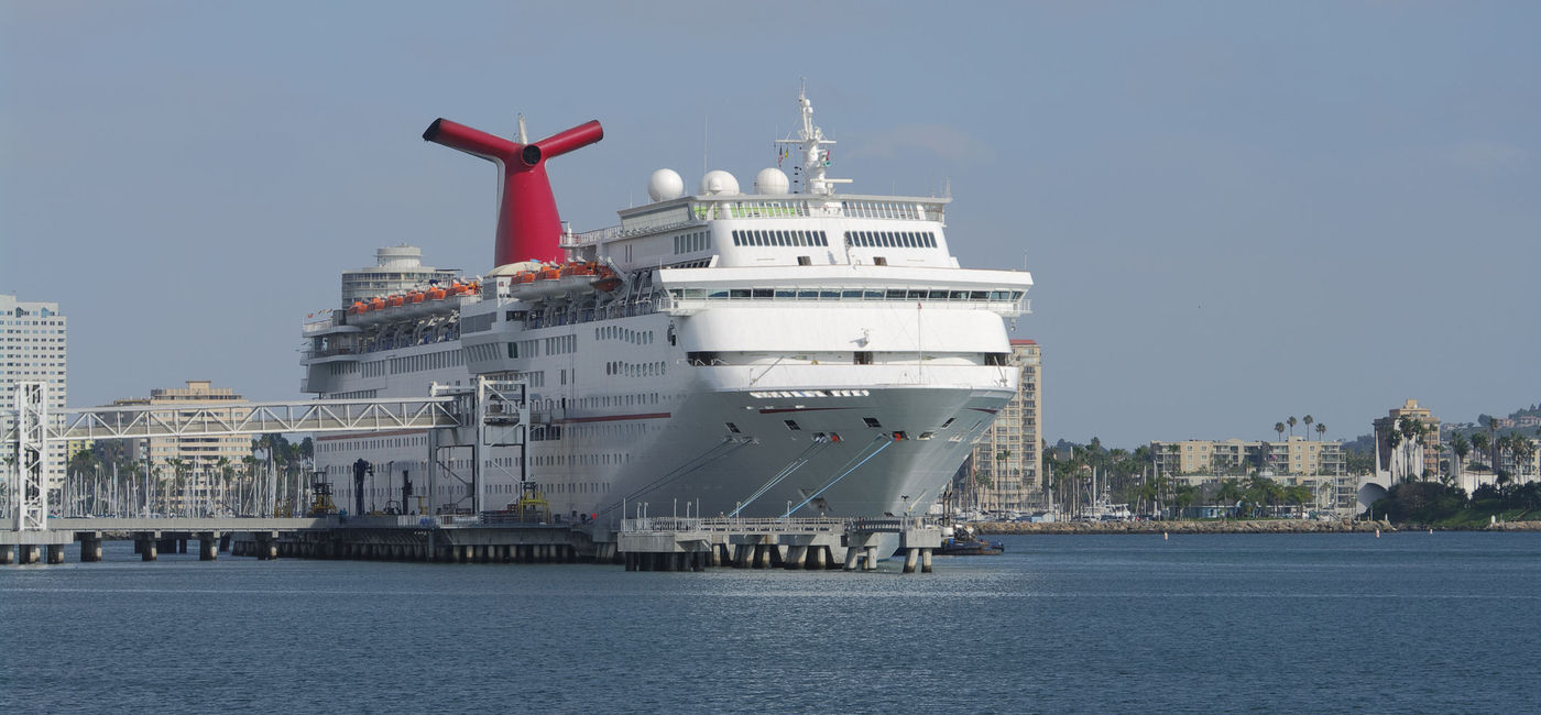 Image: Un navire de Carnival Cruise Line amarré au port de Long Beach, en Californie. (PHOTO: adibilio/iStock Editorial/Getty Images Plus)