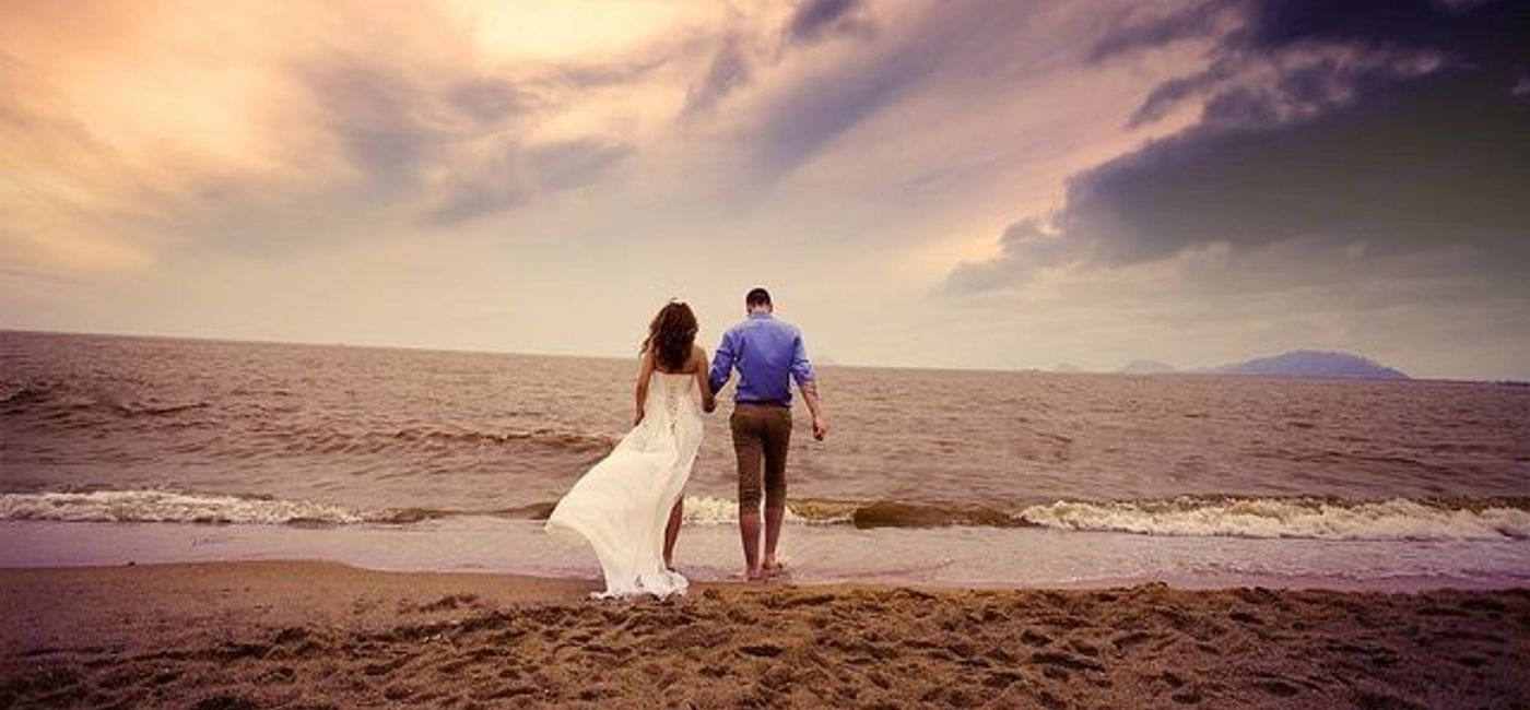 Image: PHOTO: Wedding couple on the beach. (photo via Flickr/Azchael)