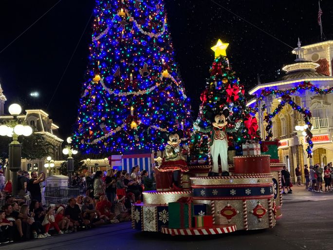 Festive Seven Dwarfs Return to Mickey's Very Merry Christmas Party for  First Time in Four Years