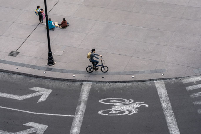Un hombre pasea en bicicleta por el Zócalo de la Ciudad de México.