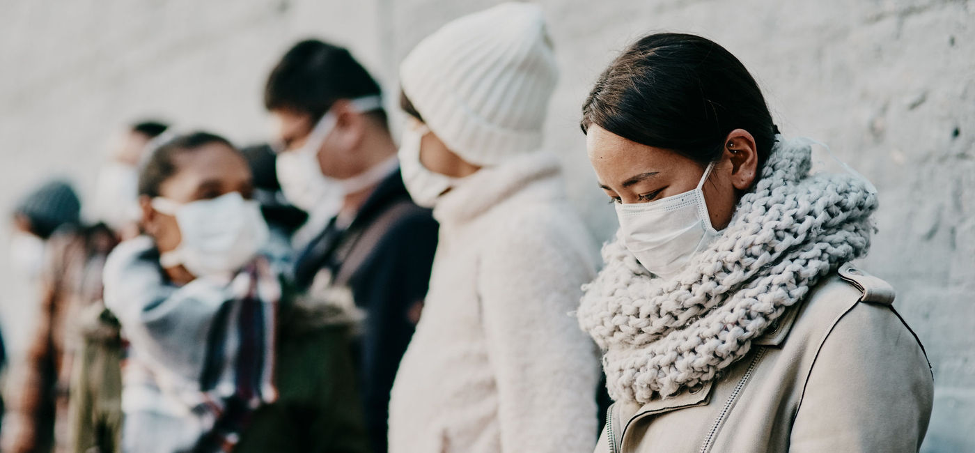 Image: Des voyageurs qui portent des couvre-visages. (Photo via iStock/Getty Images E+/PeopleImages)