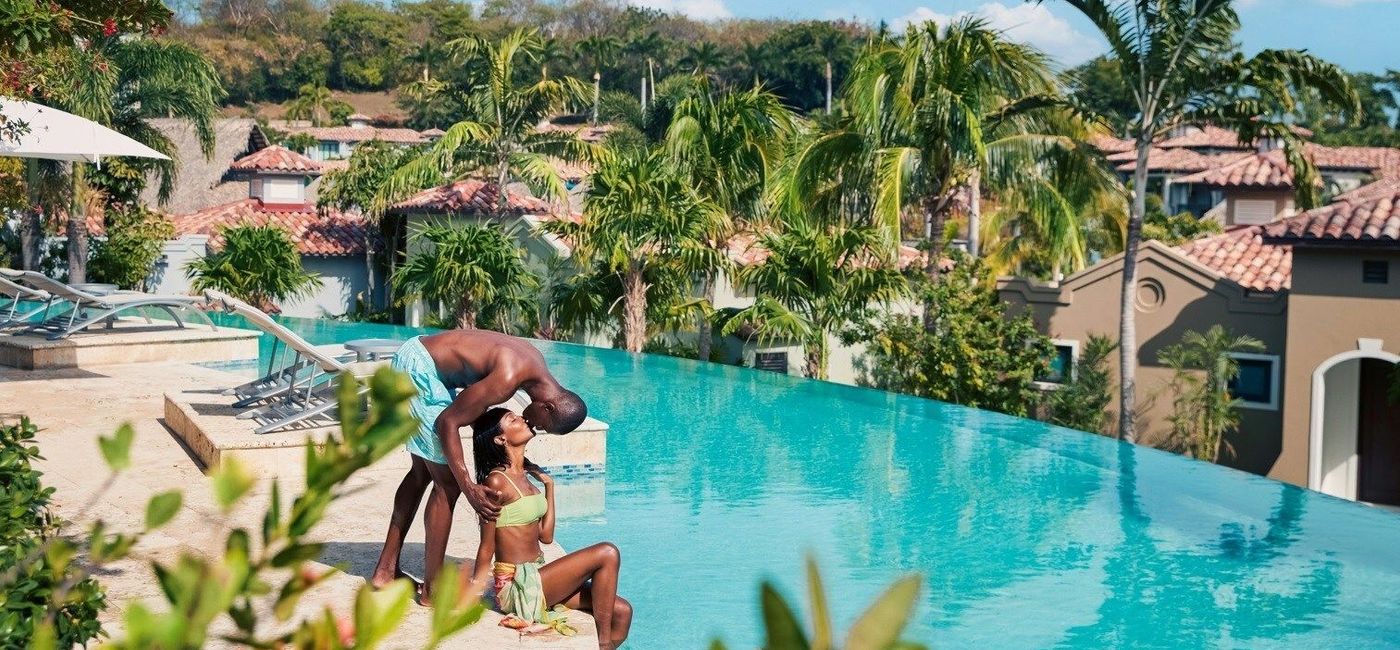 Image: Couple on a romantic Caribbean vacation at Sandals Resorts. (photo courtesy of Sandals Resorts)