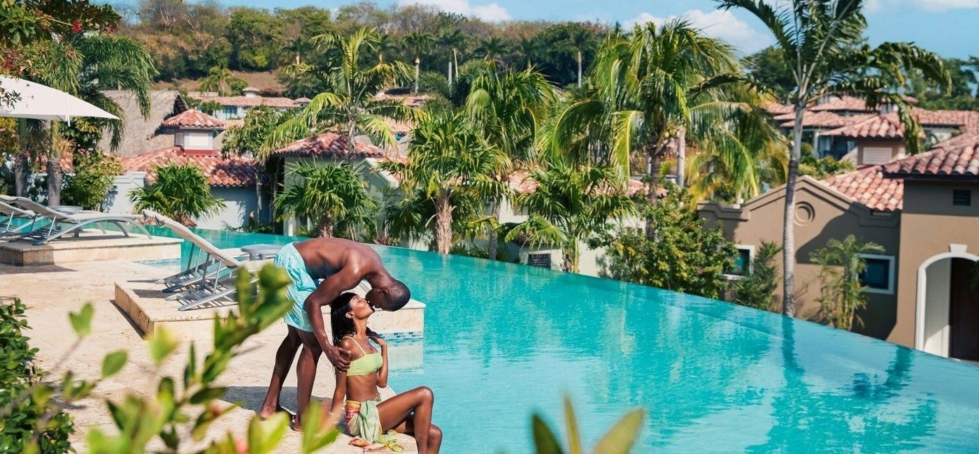 Image: Couple on a romantic Caribbean vacation at Sandals Resorts. (photo courtesy of Sandals Resorts)