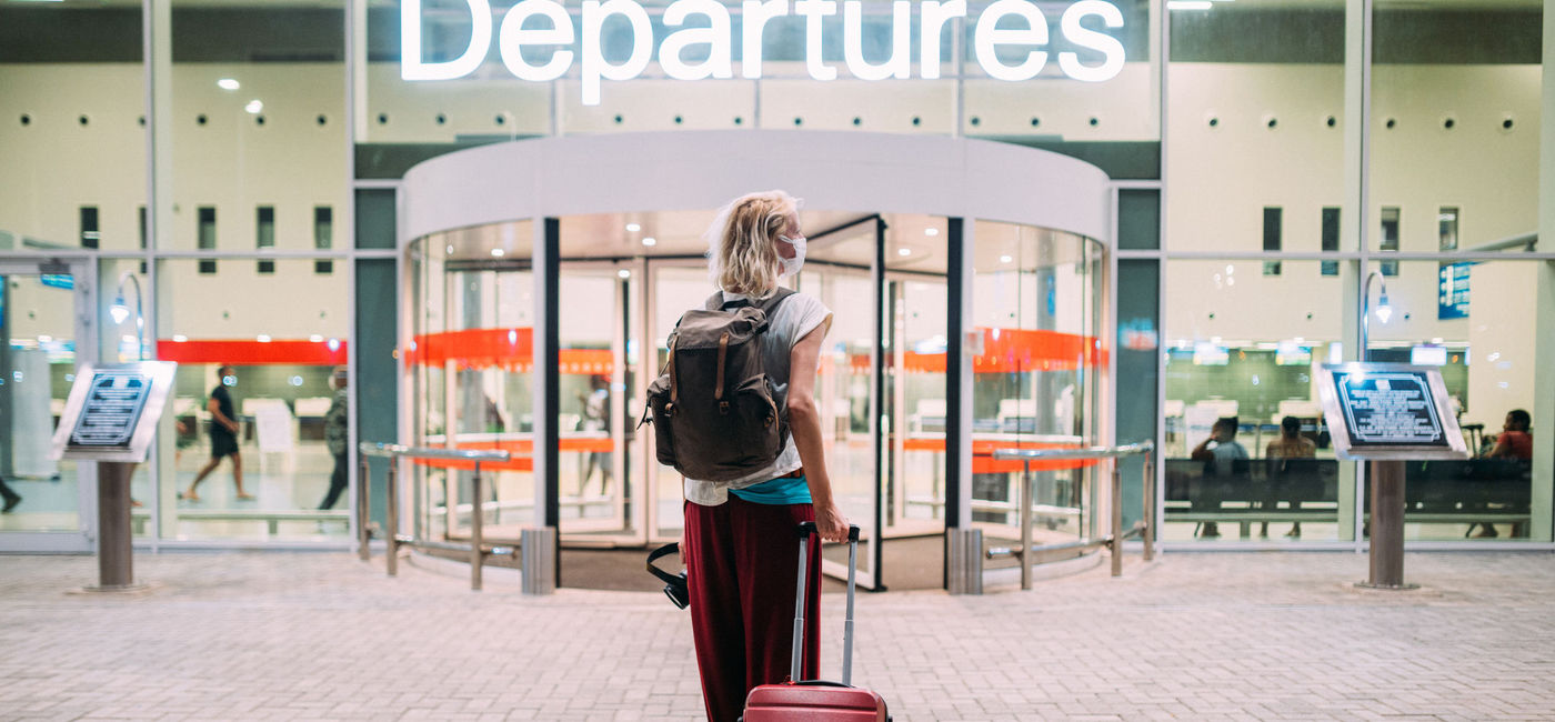 Image: Femme voyageant avec un masque dans un aéroport. (photo via iStock/Getty Images E+/Pyrosky)
