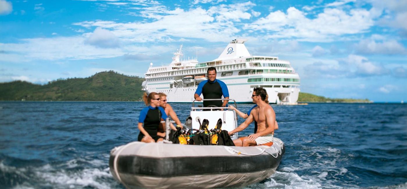 Image: PHOTO: A group heading out for a dive. (photo via Paul Gauguin Cruises)