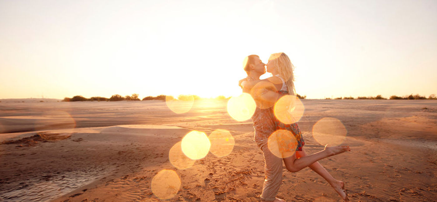 Image: PHOTO: A honeymooning couple in wedded bliss. (photo courtesy of Thinkstock)
