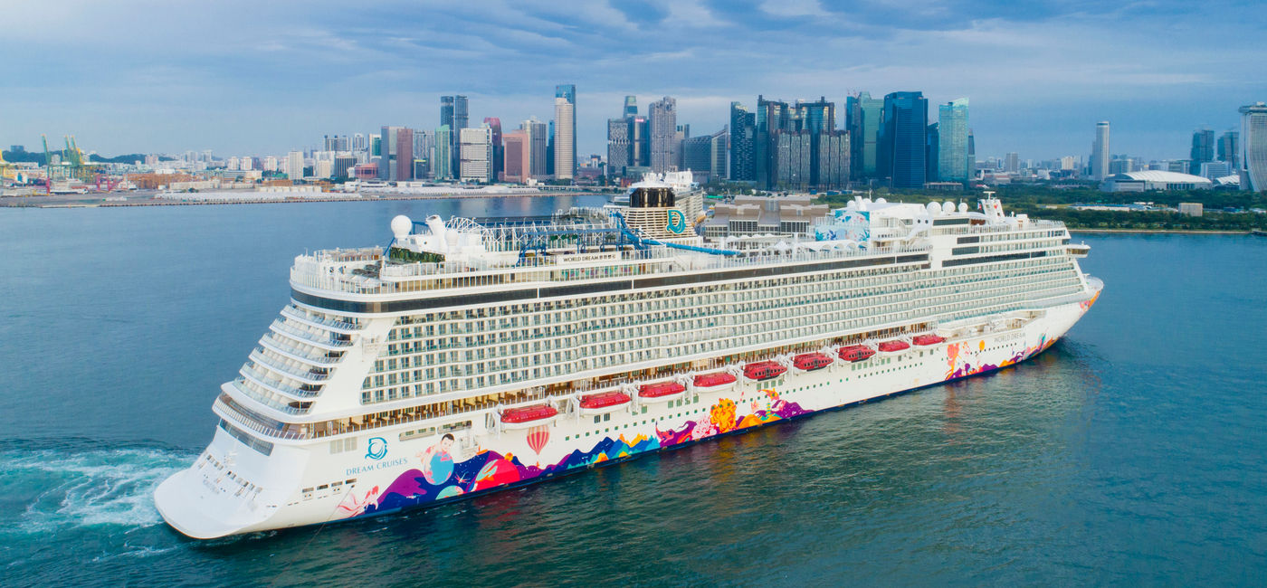 Image: PHOTO: Dream Cruises' World Dream arrives in Singapore. (photo courtesy of Dream Cruises)