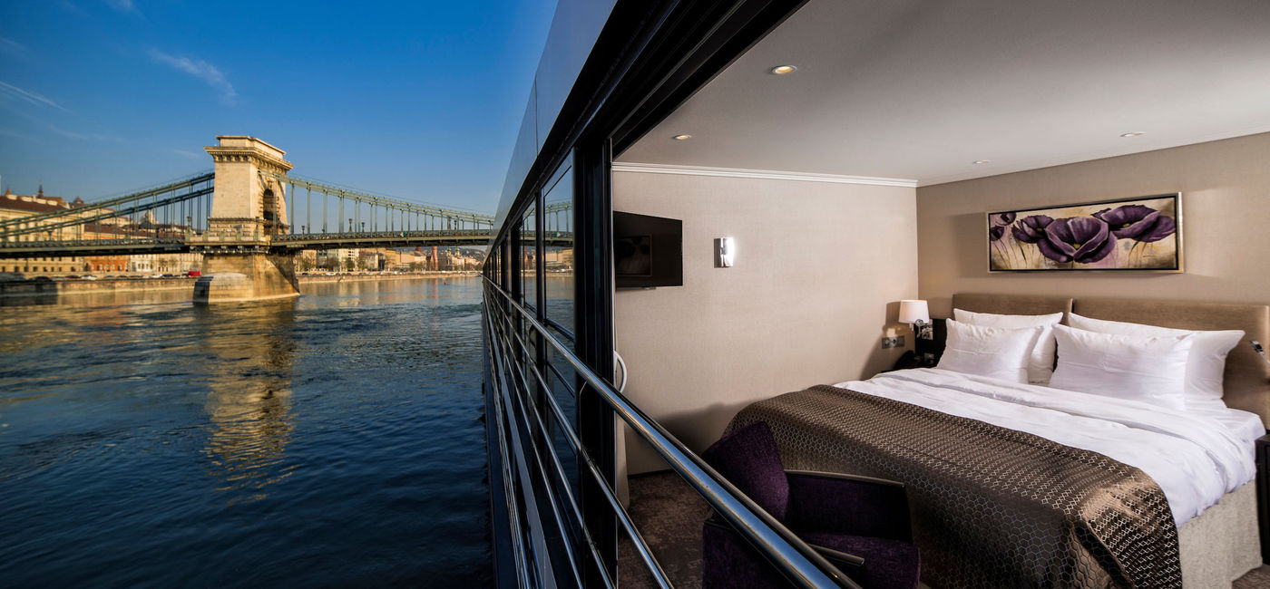 Image: PHOTO: An Open-Air Balcony in a Panorama Suite on the Avalon Envision. (Photo via Avalon Waterways)