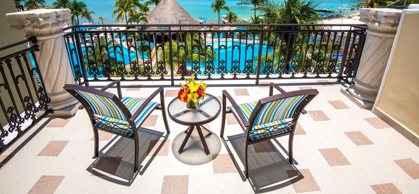 Image: Family Junior Suite Oceanfront View room at Panama Jack Resorts Playa del Carmen. (photo via Playa Hotels & Resorts)