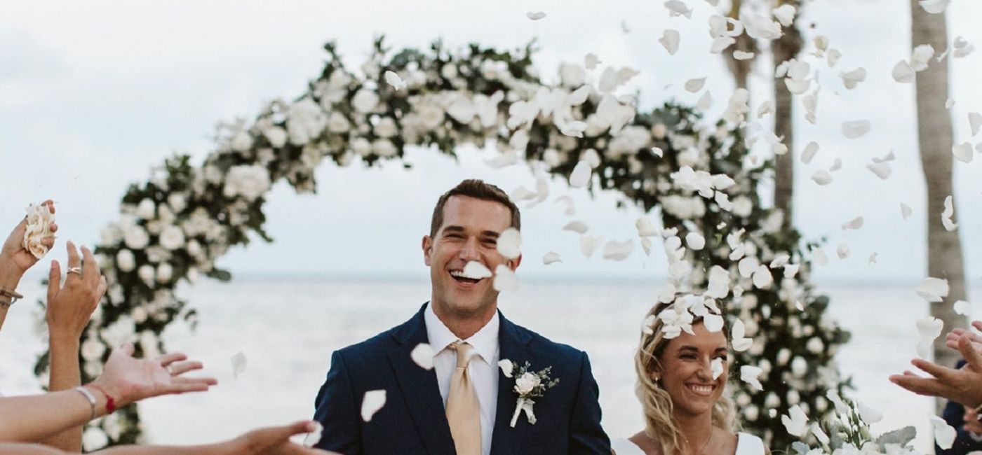 Image: A wedding couple indulging in their special day. (photo via RIU Hotels & Resorts)