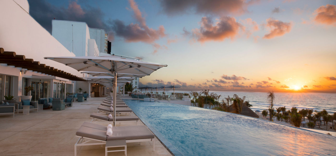 Image: Third-floor infinity pool at Le Blanc Spa Resort Cancun. (Photo courtesy of Palace Resorts)