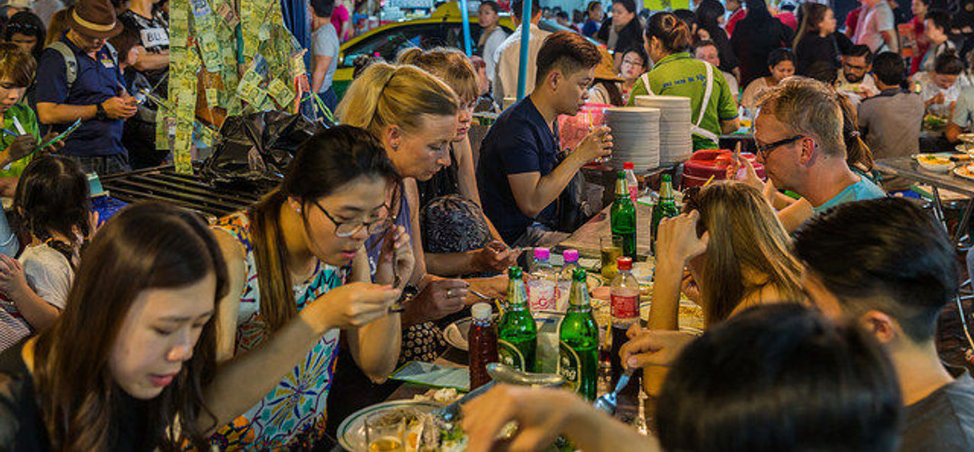 Image: PHOTO: Sitting near the street and enjoying a meal just became more difficult in Bangkok. (photo via Flickr/Ninara) 
