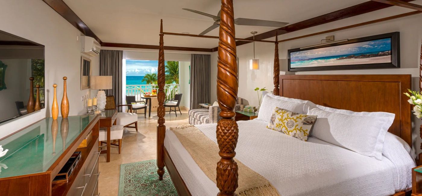 Image: Beachfront Honeymoon Club Level Suite (Courtesy of Sandals Resorts)