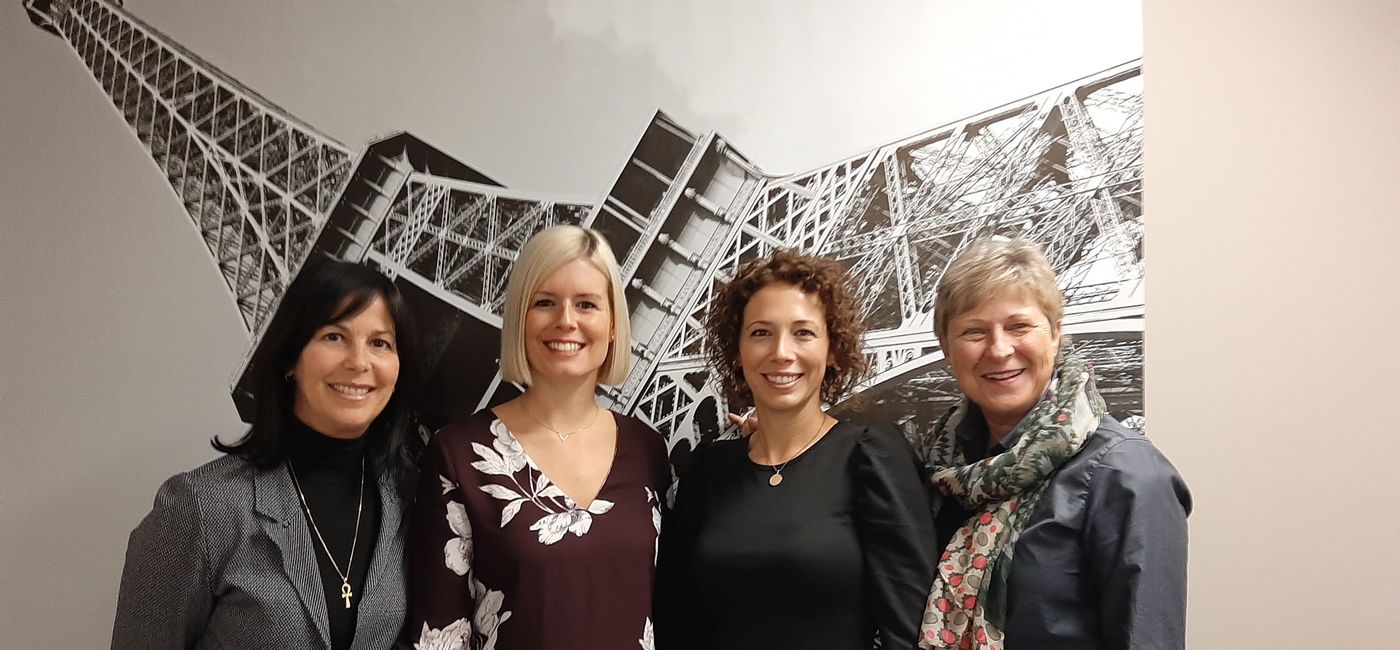 Image: Les deux nouvelles propriétaires, Stéfanie et Valérie Benoît, en compagnie de Colette Girard et Danielle Durocher de Transat. (PHOTO: courtoisie de TDC) (PHOTO: courtoisie de Transat Distribution Canada)