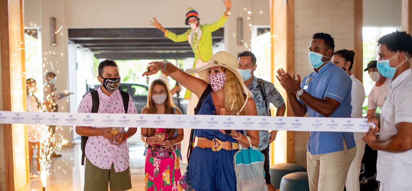 Image: Excited guests at Hilton La Romana. (photo via Playa Hotels & Resorts)