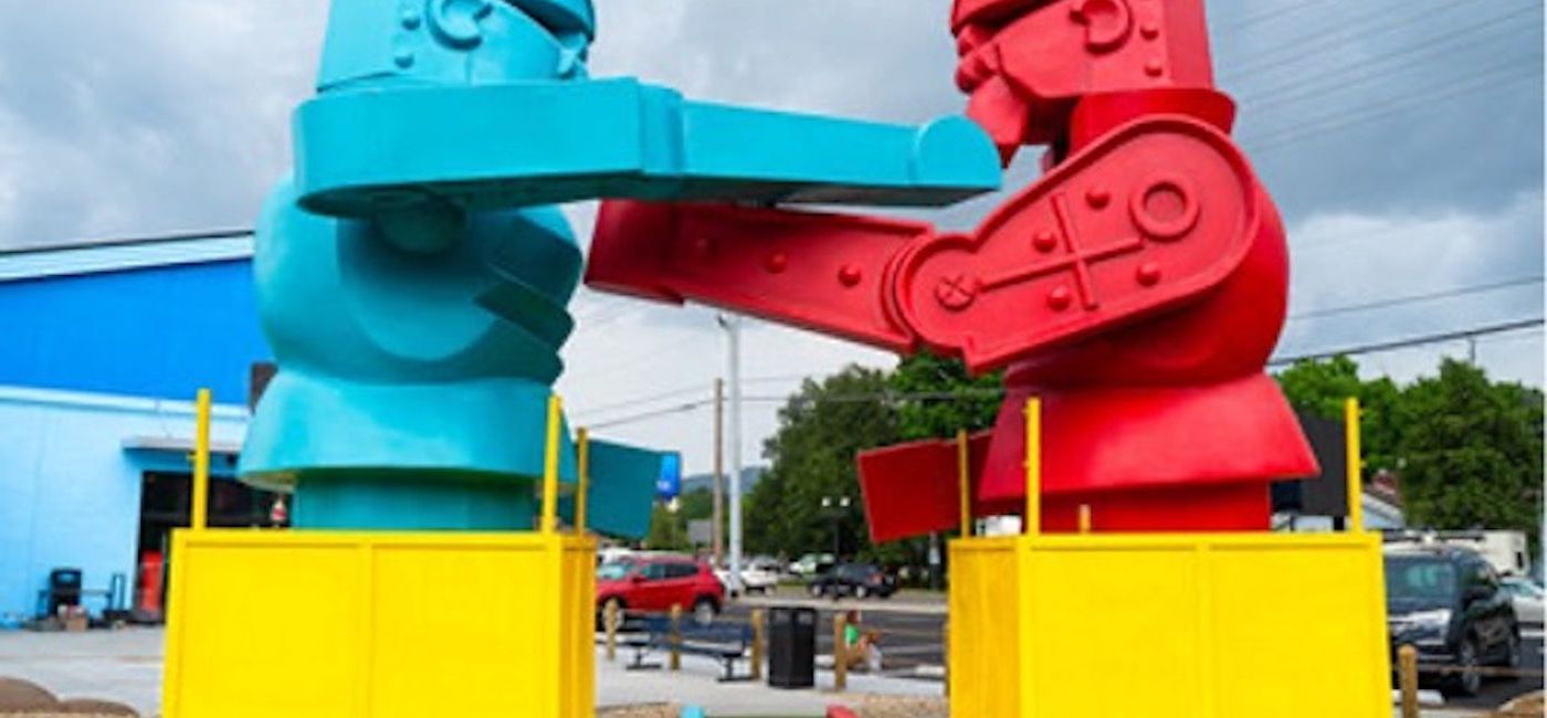 Image: Top Box Mini Golf two 20-foot-high robots. (photo via Top Box Mini Golf)