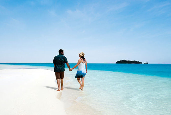 Couple visit Aitutaki Lagoon, Cook Islands Couple visit Aitutaki Lagoon, Cook Islands