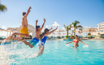 El Informe de Tendencias de Viajes en 2022 realizado por Cloudbeds, afirma que el 42% de las reservaciones son a un destino de costa. (Photo via: Playa Hotels & Resorts).