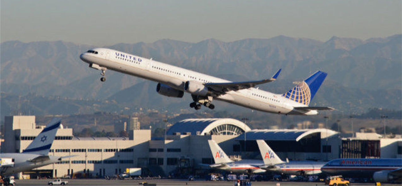 Image: PHOTO: United 737 departs LAX. (photo via Flickr/InSapphoWeTrust)