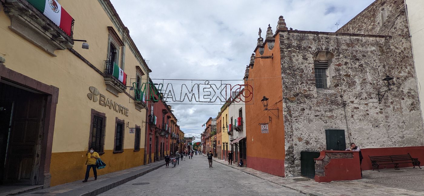 Image: San Miguel de Allende is full of Spanish baroque architecture and colorful buildings. (Photo via Alex Temblador)