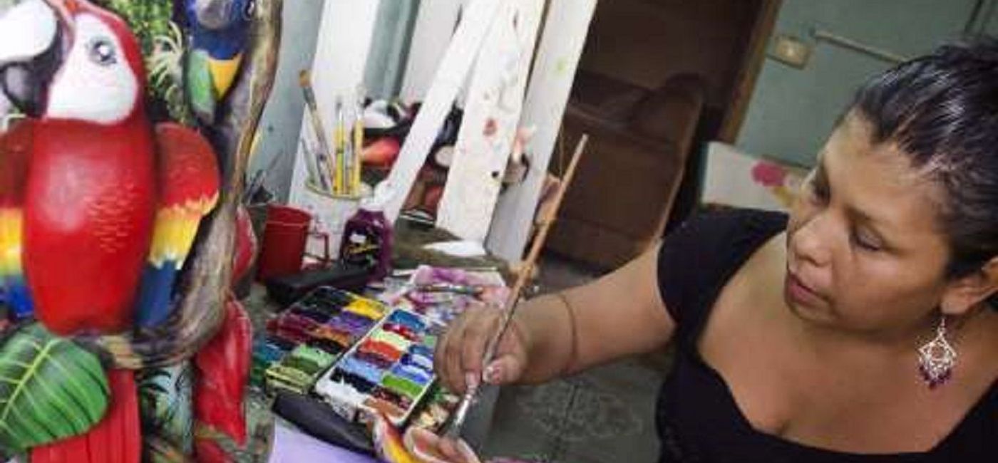Image: A local woman painting in Costa Rica (photo courtesy Costa Rica Tourism Board)