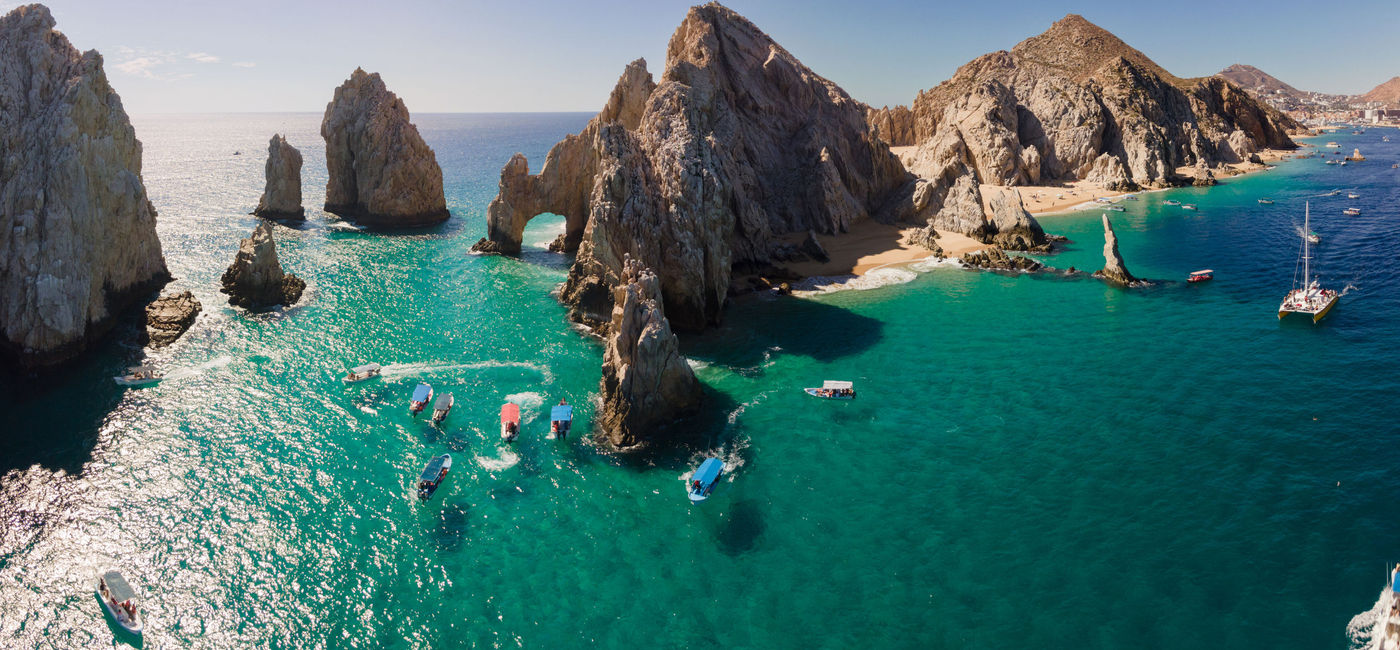 Image: Between January and October 2022, 30.7 million international tourists entered the country, which represents 21.5 percent more than in 2021. (photo via grandriver / E+)