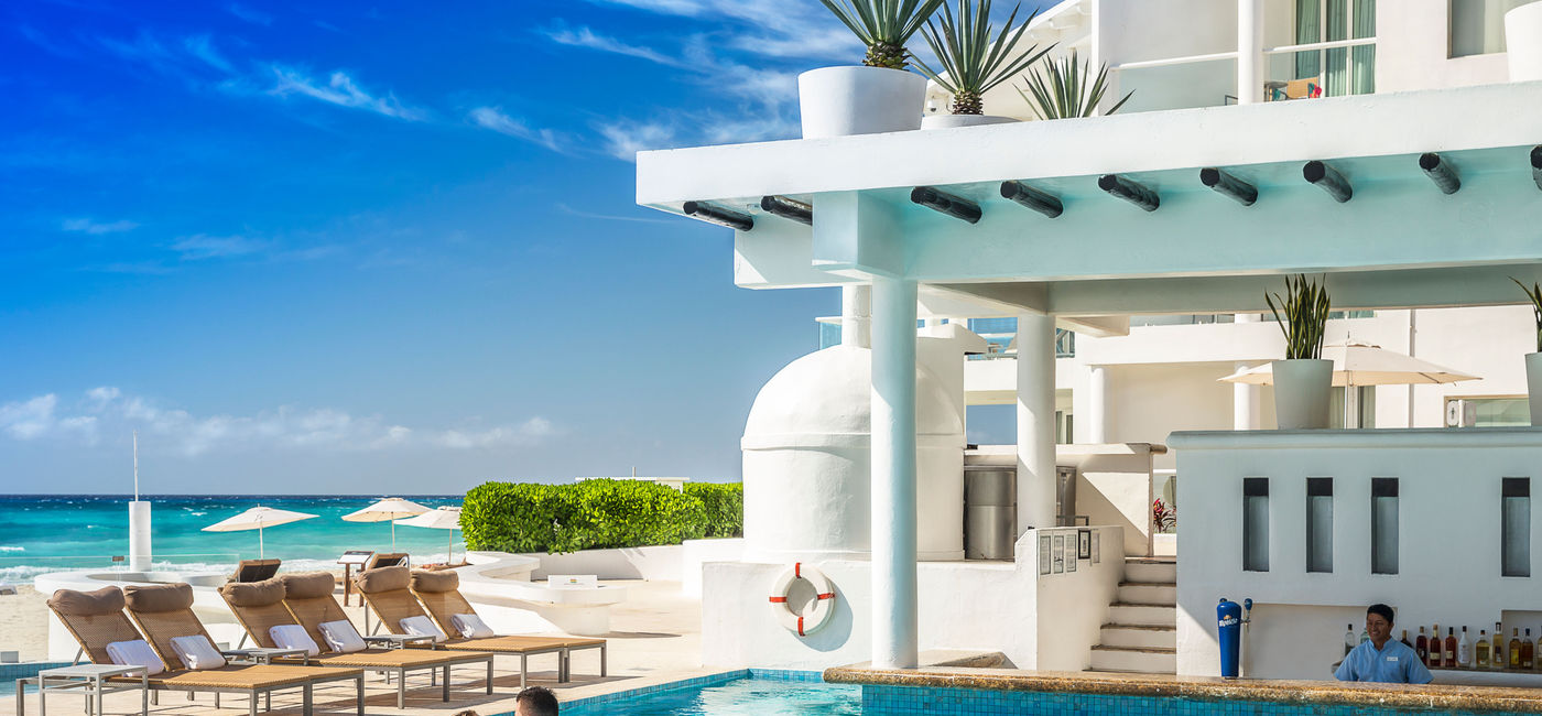 Image: PHOTO: A couple enjoying pool time. (photo via Palace Resorts)