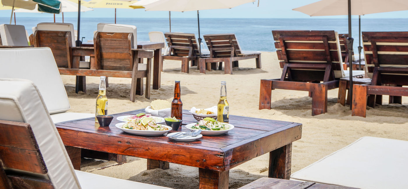 Image: PHOTO: Dining on the beach. (photo via Riviera Nayarit)