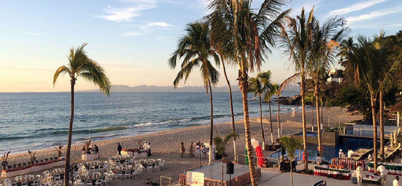 Image: PHOTO: With the right rewards card, you can earn a free stay at all-inclusive resorts like the Hyatt Ziva Puerto Vallarta. (photo via Flickr/Daryl_Mitchell)