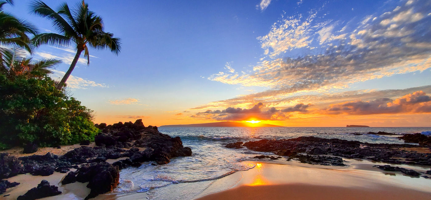 Photo: Makena Secret Beach at sunset in Maui, Hawaii. (photo via paulacobleigh / iStock / Getty Images Plus)