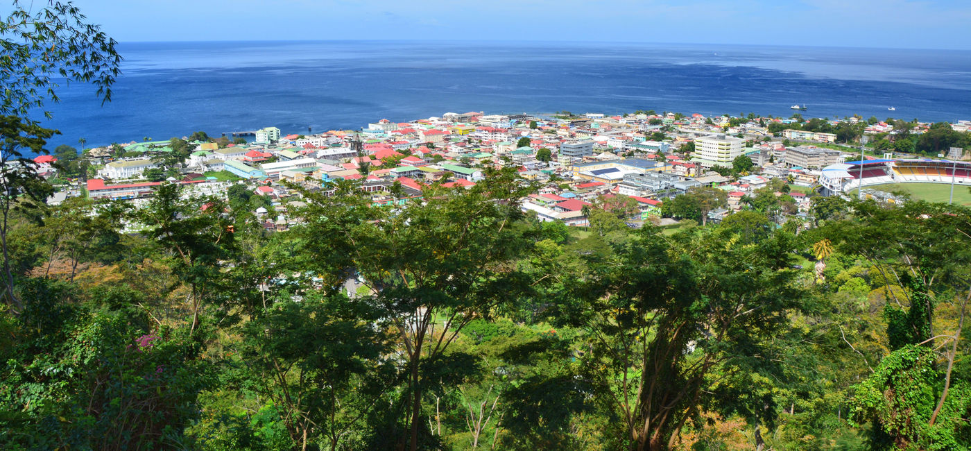 Image: Vue panoramique de la ville de Roseau, en Dominique. (Photo via StudioBarcelona / iStock / Getty Images Plus)