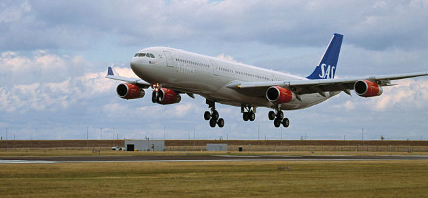 Image: PHOTO: Scandinavian Airlines (SAS) jet landing. (photo courtesy of SAS)
