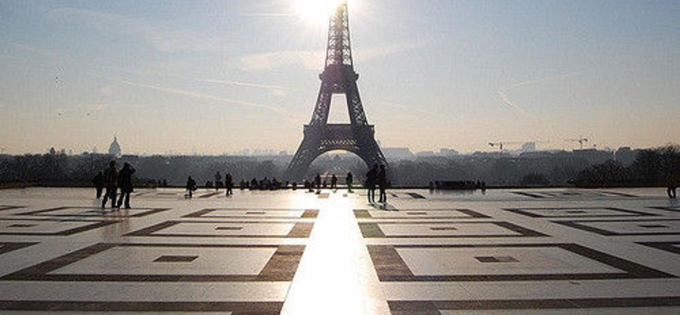 Image: PHOTO: Even the allure of the Eiffel Tower isn’t enough to convince some tourists. (photo via Flickr/Alex Lecea) 
