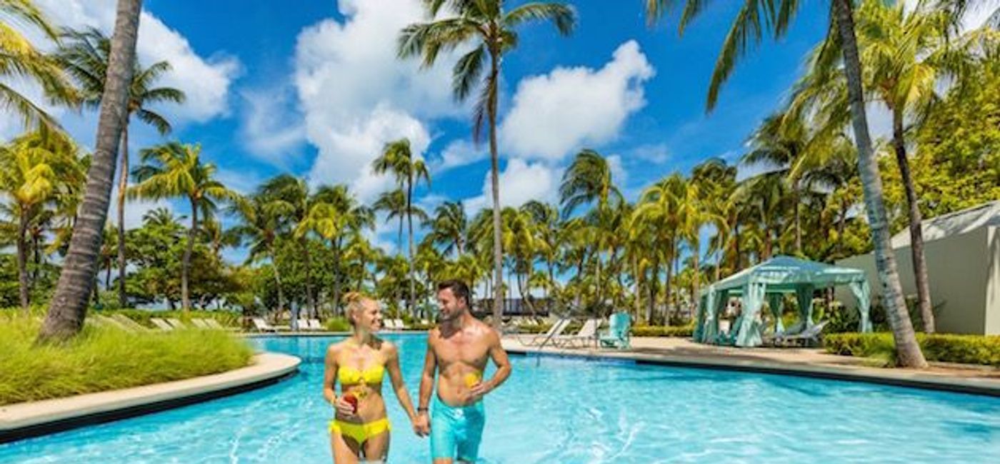 Image: PHOTO: Poolside at Hilton Aruba Caribbean Resort & Casino. (photo courtesy of Hilton Aruba Caribbean Resort & Casino)