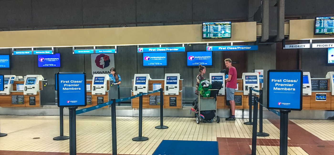 Image: Check-in at Kahului Airport, Maui, Hawaii, (photo via anouchka / Getty Images)