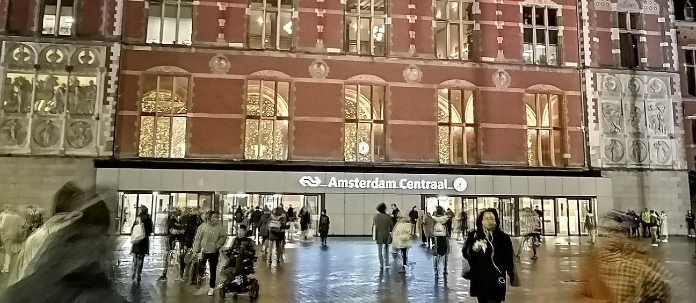 Amsterdam Centraal, Amsterdam train station