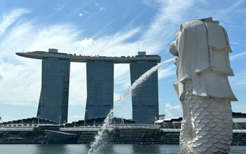 Merlion statue with casino hotel and bay in background