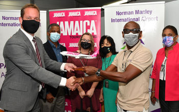 La Jamaïque célèbre l'arrivée du vol inaugural de Swoop à Kingston