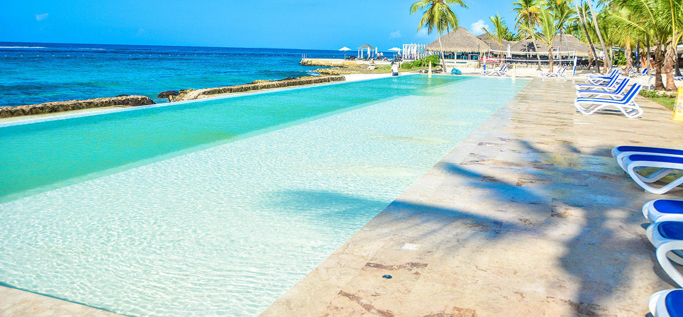 Image: PHOTO: Viva Wyndham Dominicus Beach's new saltwater infinity pool ((photo via Viva Wyndham Resorts))
