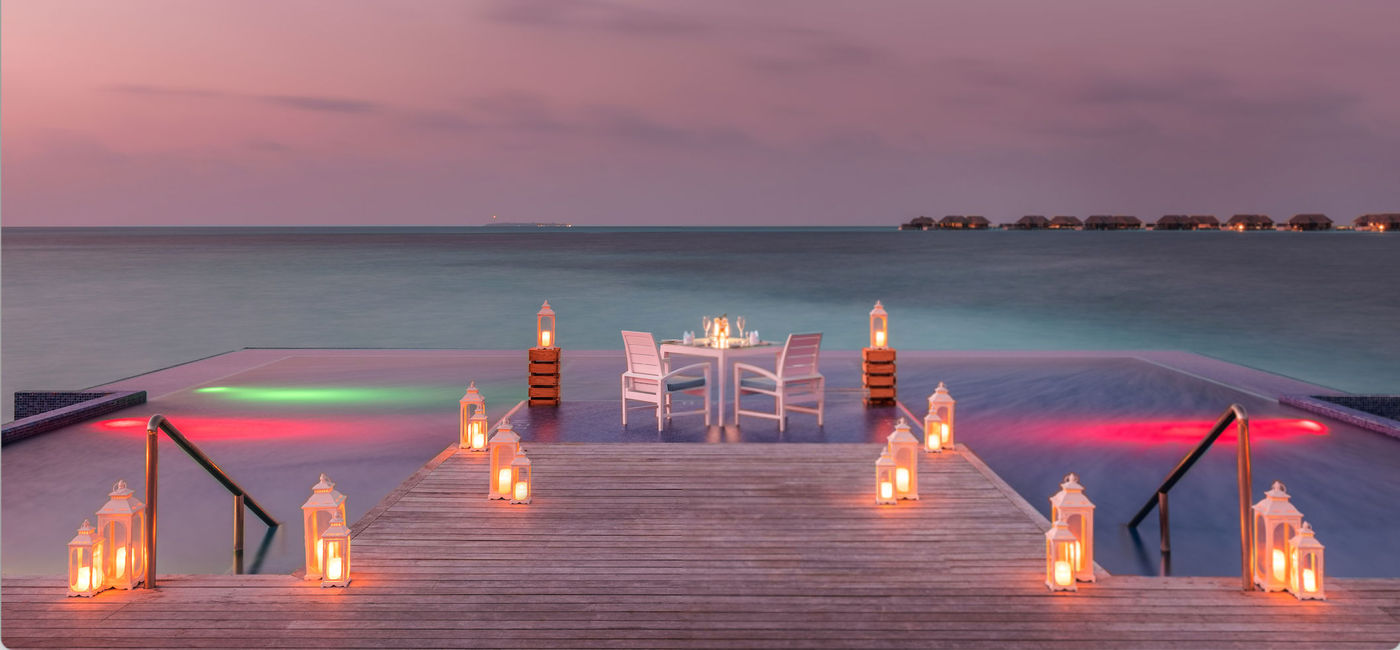 Image: Conrad Maldives Dining at the Infinity Pool (Photo via Conrad Maldives)