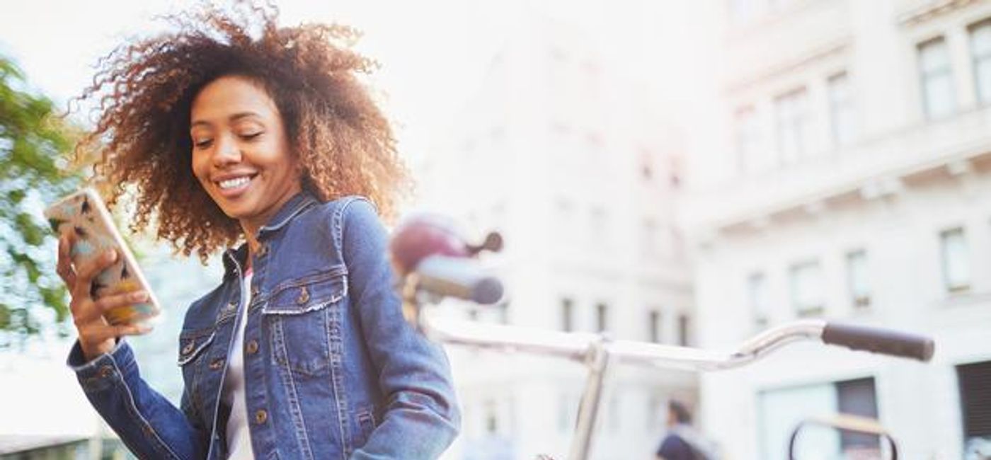 Image: ¿Tratando de llegar a Gen-Z? Las redes sociales son una forma de empezar. Cuatro de cada 10 viajeros Gen-Z planean participar más en las redes sociales. (Photo Credit: Tempura/iStock/Getty Images Plus)