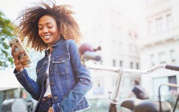 ¿Tratando de llegar a Gen-Z? Las redes sociales son una forma de empezar. Cuatro de cada 10 viajeros Gen-Z planean participar más en las redes sociales.