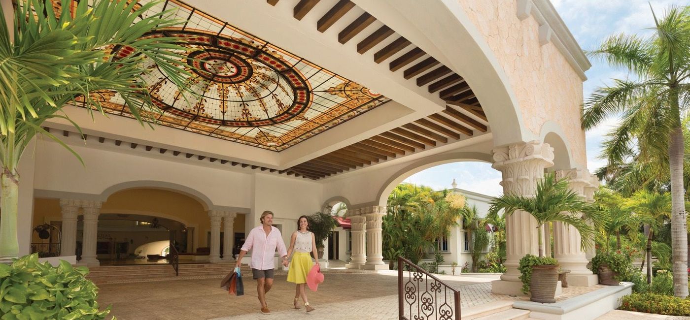 Image: PHOTO: A couple shopping during a stay at Hilton Playa del Carmen. (photo via Playa Hotels & Resorts)