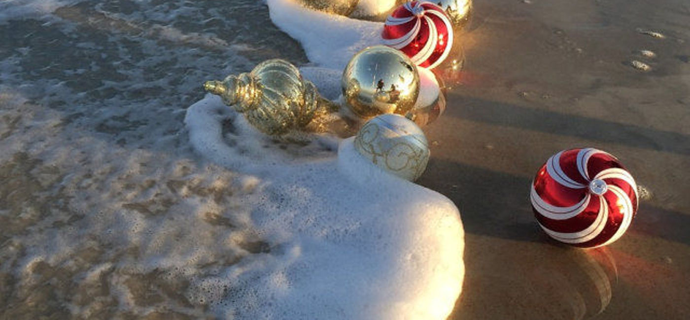 Image: PHOTO: Holiday travel, Christmas on the beach. (photo via Pixabay)