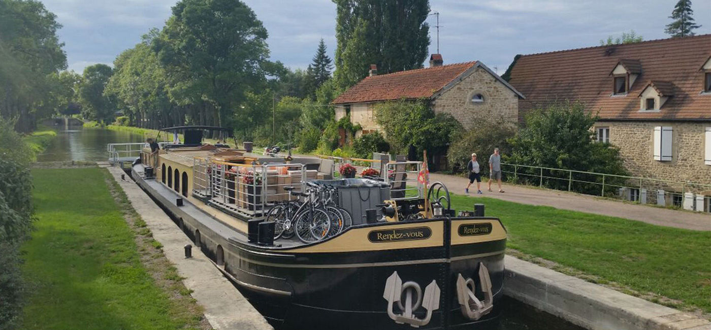 Image: PHOTO: Rendez-Vous barge in Europe. (photo courtesy Abercrombie & Kent) (Abercrombie & Kent)