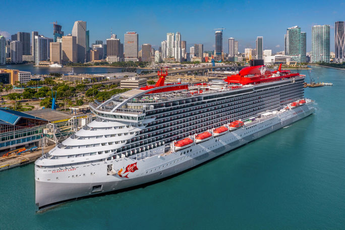 Das erste Schiff von Virgin Voyages, Scarlet Lady, in Miami.