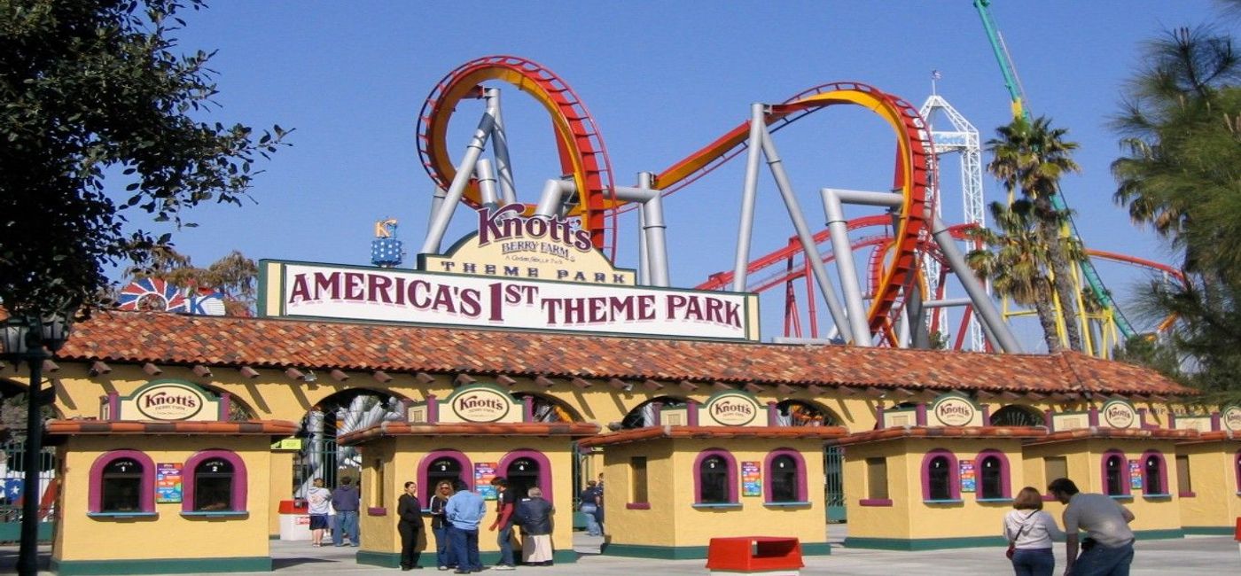 Image: PHOTO: Entrance to Knott's Berry Farm (Photo via Phydend / Wikimedia Commons)