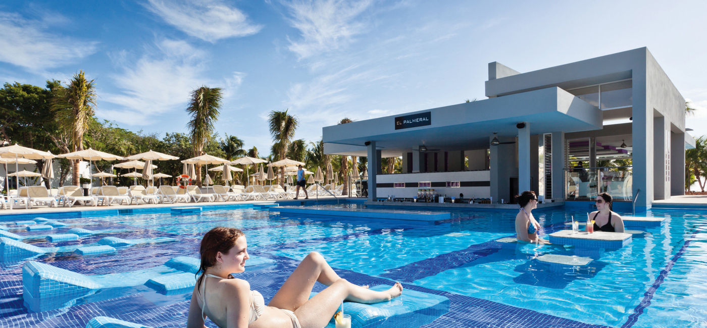 Image: PHOTO: Lounging at the pool at Hotel Riu Palace Mexico. (photo via RIU Hotels & Resorts)