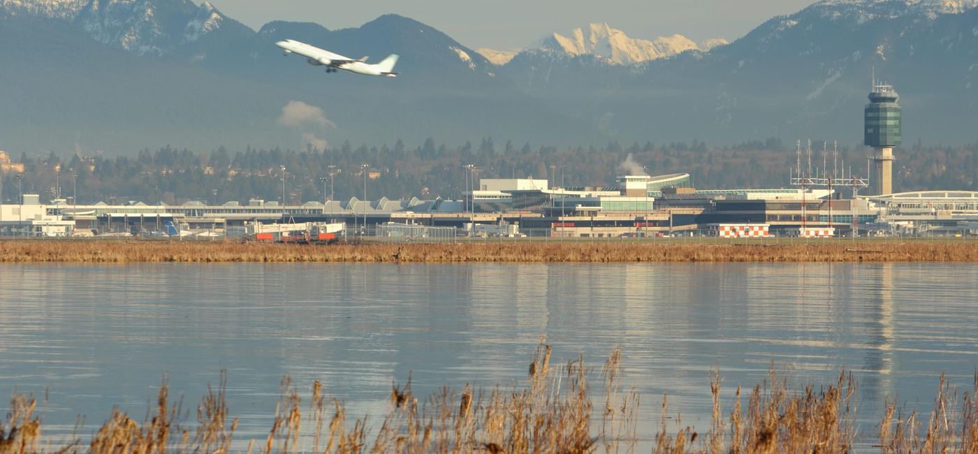 Image: The situation for delays, cancellations and screening time is improving at Canadian airports. (Maxvis/iStock/Getty Images Plus)